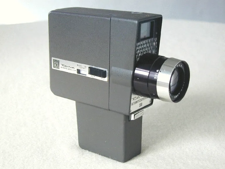 Revue Super 8 Zoom 300