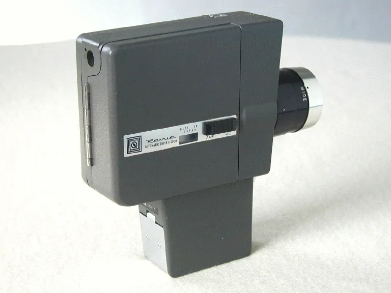 Revue Super 8 Zoom 300